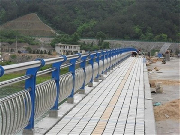 黄冈不锈钢桥梁护栏的特性及其在现代建筑中的应用